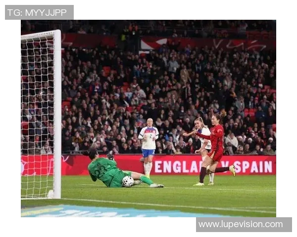 足球明星意外受伤遭遇尴尬瞬间引发球迷热议与关注